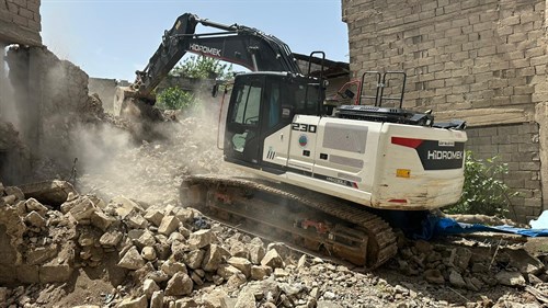 SİİRT’TE METRUK BİNALARIN YIKIMI SÜRÜYOR