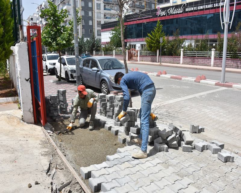 SİİRT BELEDİYESİ KİLİT PARKE DÖŞEME VE KALDIRIM YENİLEME ÇALIŞMALARINA DEVAM EDİYOR