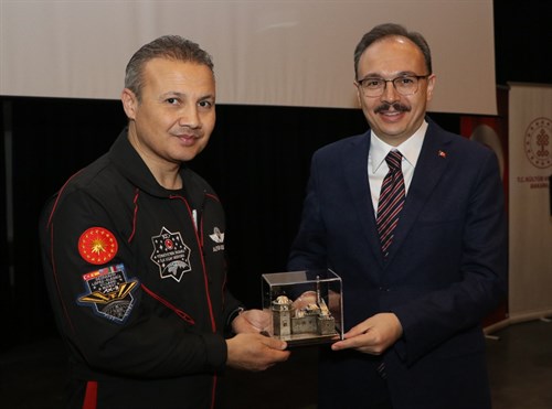 TÜRKİYE’NİN İLK ASTRONOTU ALPER GEERAVCI, SİİRT’TE ÖĞRENCİLERE UZAY YOLCULUĞUNU ANLATTI