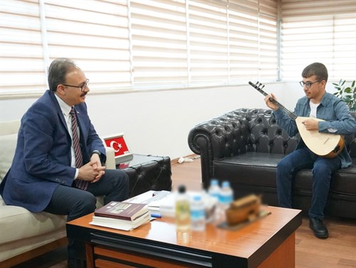 VALİ VE BELEDİYE BAŞKAN V. DR. KIZILKAYA, ÖZEL BİREY EYÜP SARSILMAZ’I MAKAMINDA AĞIRLADI